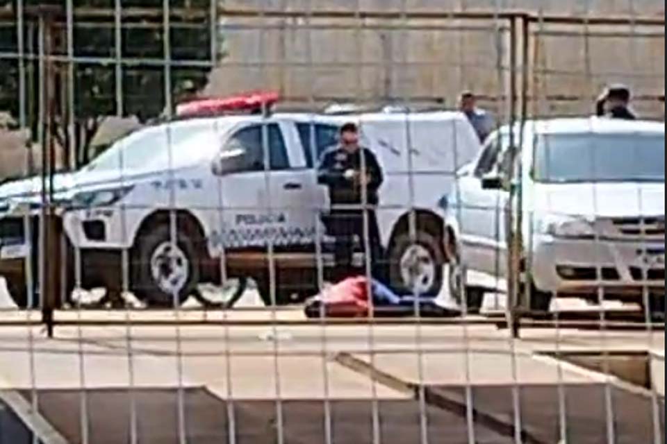 Motorista é assassinado a tiros em pátio de posto desativado