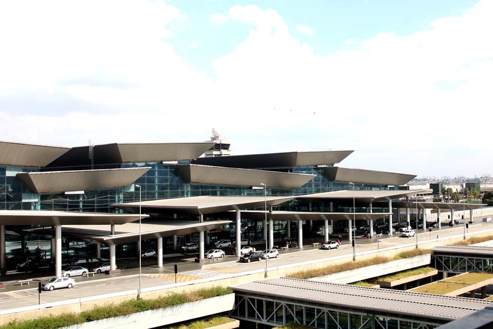 Afegãos acampados no Aeroporto de Guarulhos serão acolhidos na capital