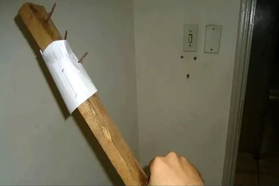 Homem usa pedaço de madeira com pregos para espancar desafeto 