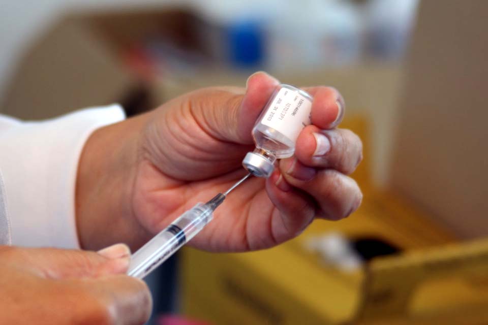 Há velhinhos sem vacina em Rondônia; Segurança e Forças Armadas são prioridade na nova remessa; e o terror dos números da Covid-19