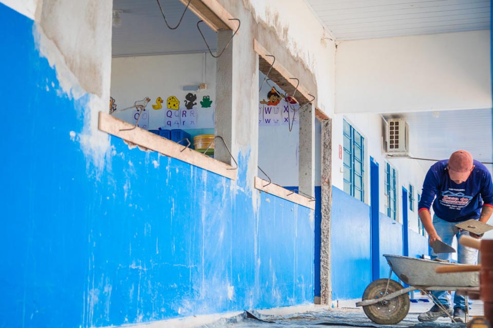 Com recursos próprios prefeitura realiza reforma na Escola Jean Carlos Muniz