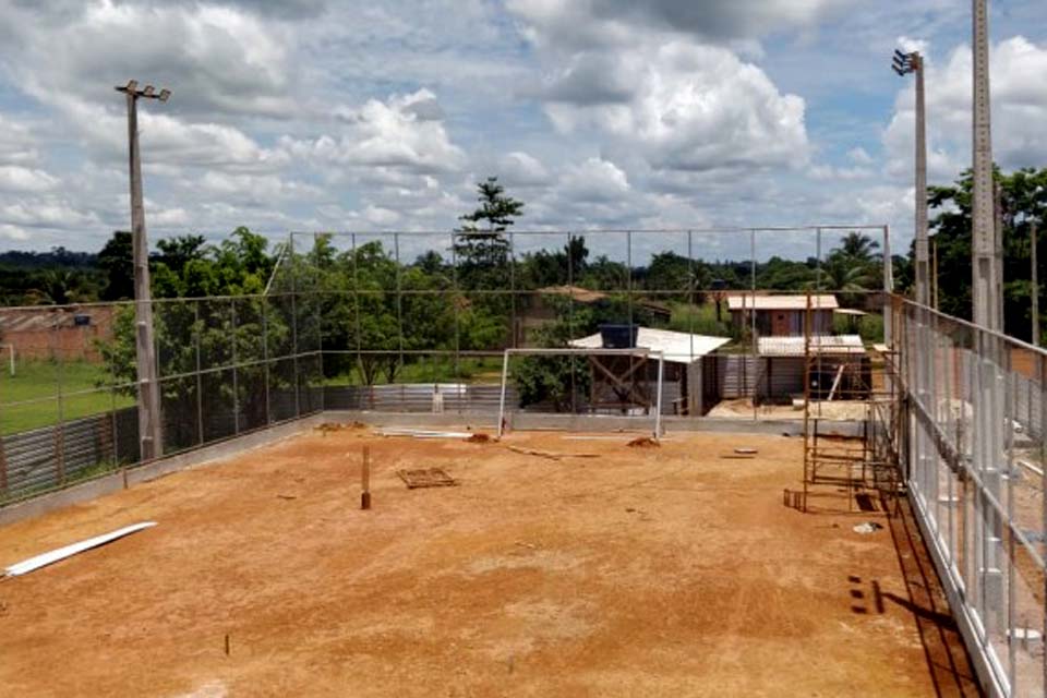 Projetos de campos de grama sintética avançam na capital