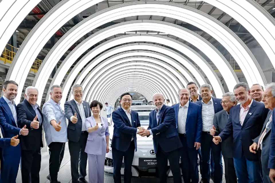 Nova fábrica de carros elétricos mostra confiança no Brasil, diz Lula