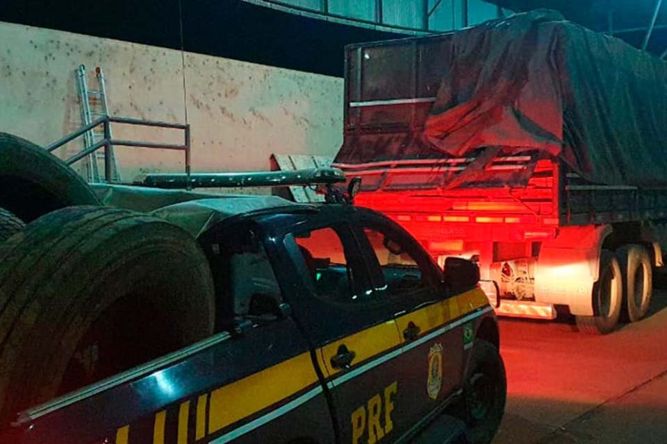  PRF identifica transporte irregular de madeira e contrabando de pneus