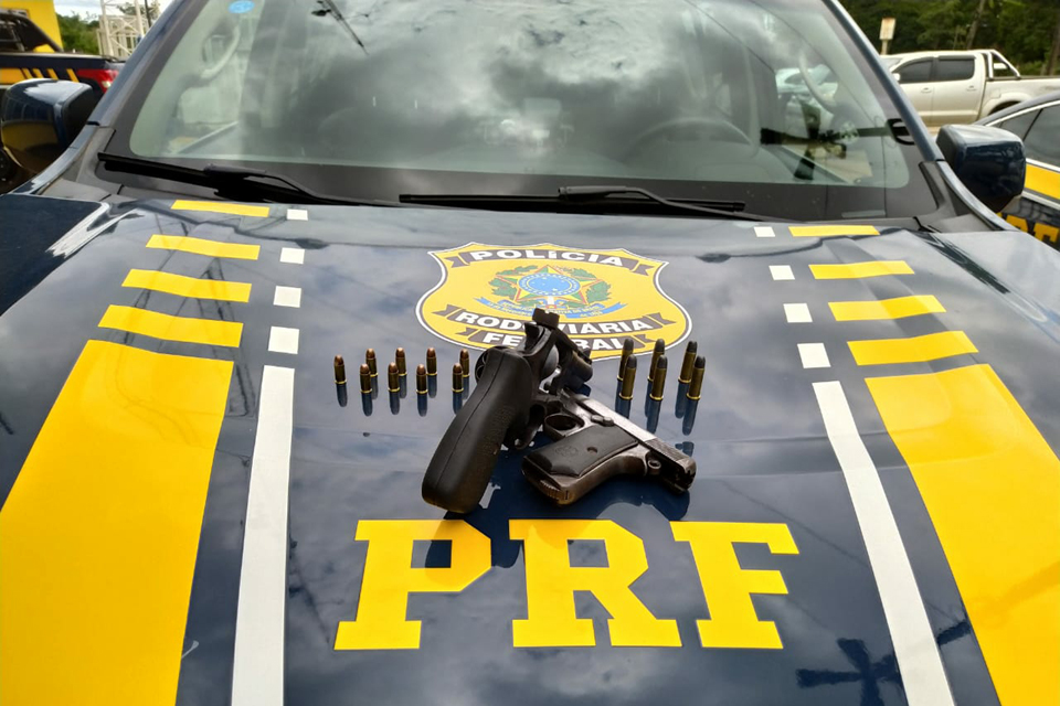Motorista é preso portando duas armas em veículo na BR-364