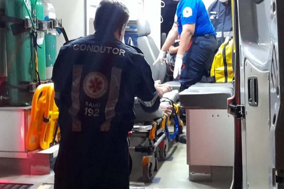 Homem agride esposa com pedaço de madeira com pregos