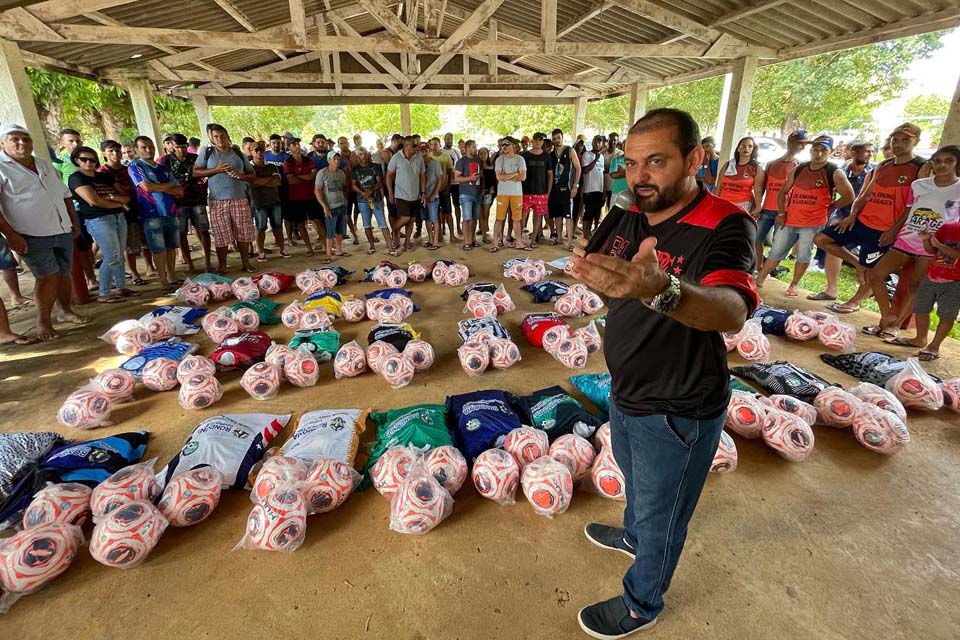Deputado Laerte Gomes realiza entrega de materiais esportivos para 36 equipes de futebol em Ouro Preto do Oeste