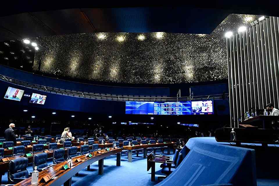 PEC do senador Marcos Rogério que isenta gestores de cumprir gastos mínimos em educação é adiada 