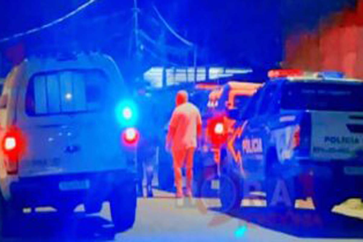Policial penal agride esposa, se tranca armado em casa e acaba preso