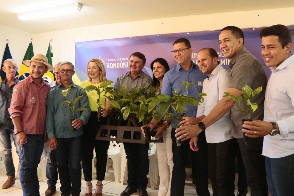 Município recebe maquinários, mudas de café e incentivo à educação de qualidade