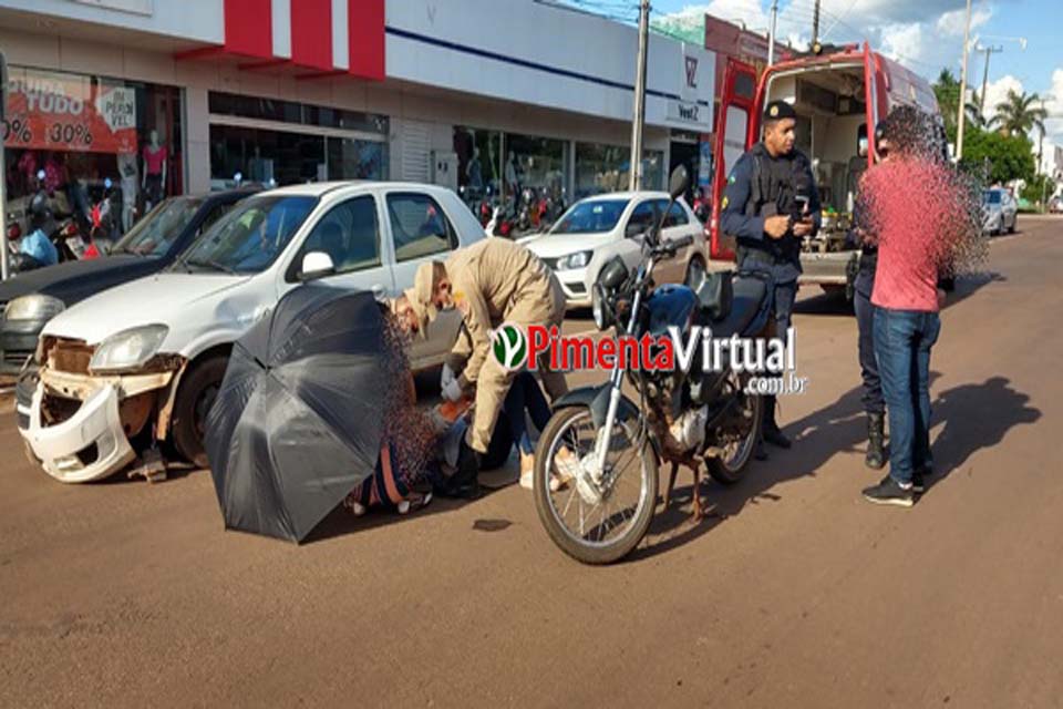 Duas mulheres são socorridas ao pronto socorro após colisão entre moto e carro