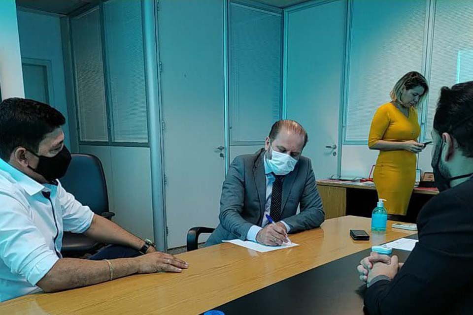 Deputado Cirone Deiró destina recursos para recuperação de estradas do município de São Felipe do Oeste