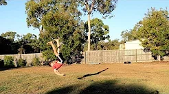 Jovem quase quebra o pescoço após salto mortal