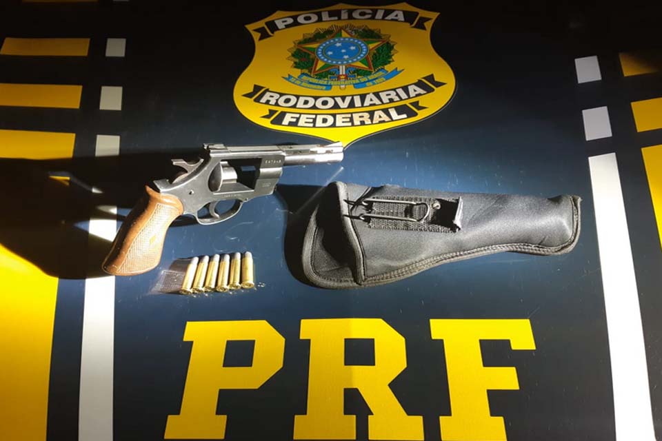 PRF flagra adolescente de 14 anos portando um revólver e dirigido uma caminhonete