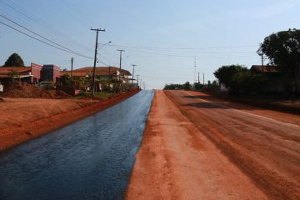 Obra de alargamento da pista na RO-135 recebe aplicação de material asfáltico