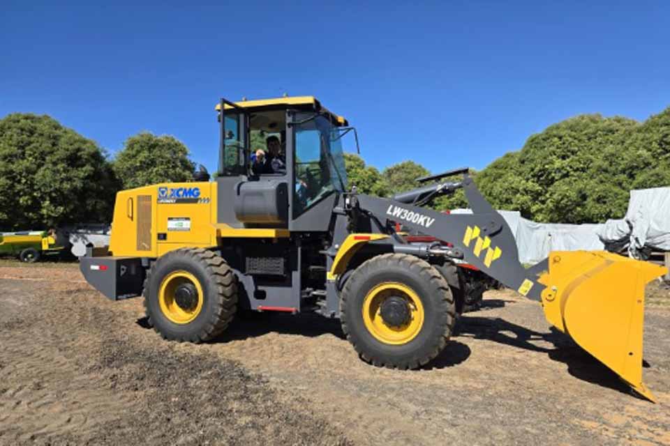 Guajará-Mirim recebe caminhão, pá carregadeira e plantadeira de café para reforçar a frota municipal