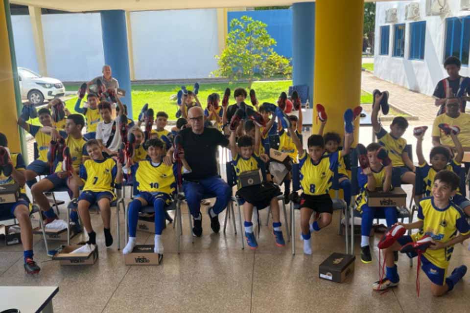 Prefeitura entrega chuteiras para alunos do Programa Construindo Campeões