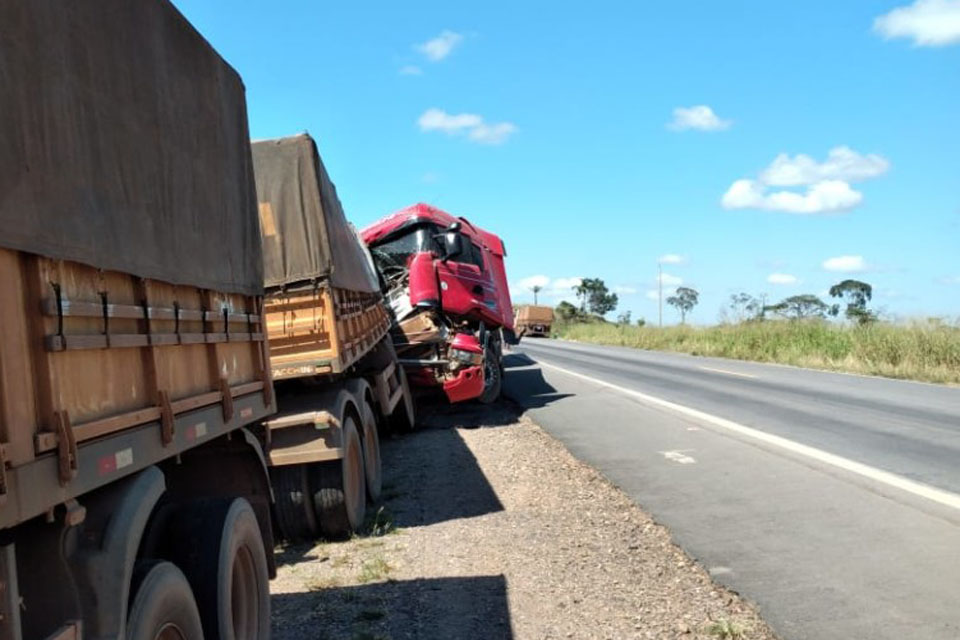 Colisão entre carretas é registrada na BR-364, entre Ouro Preto e Jaru