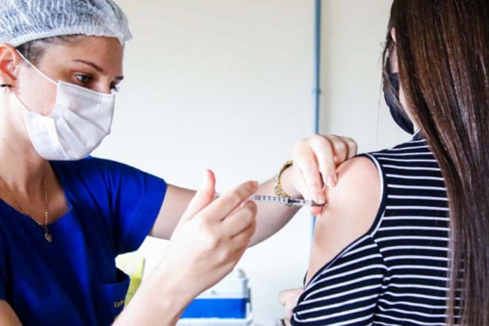Campanha de vacinação com dose de reforço bivalente contra a Covid-19 continua nas UBSs