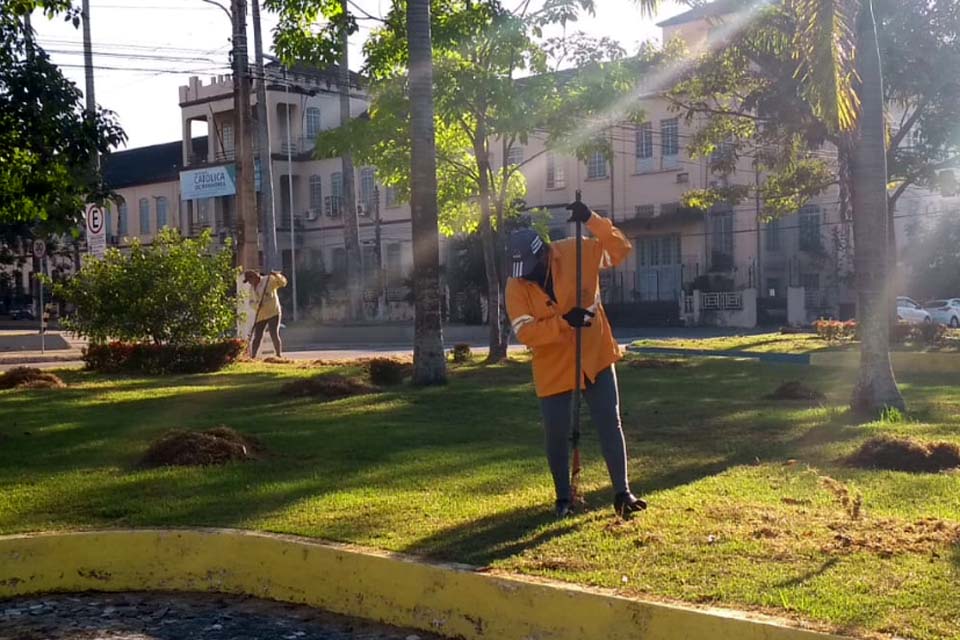 Prefeitura de Porto Velho faz mutirão de limpeza em praças e outros espaços públicos