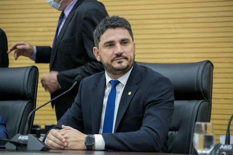 Deputado Jean Mendonça entrega implementos agrícolas para associação em Santa Luzia do Oeste