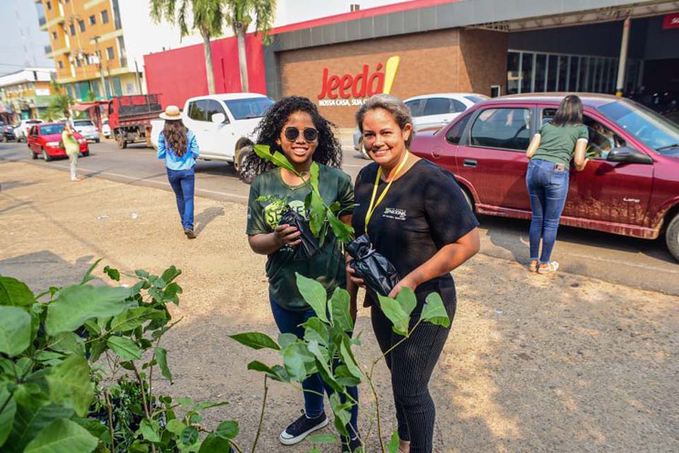 Distribuição de mudas pela equipe da Semeia marca o Dia da Árvore
