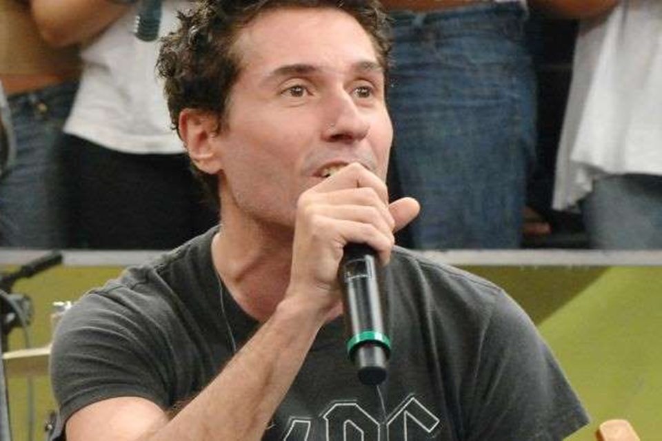 Dinho Ouro Preto se diz livre do vício em Rivotril e é elogiado pela coragem de falar