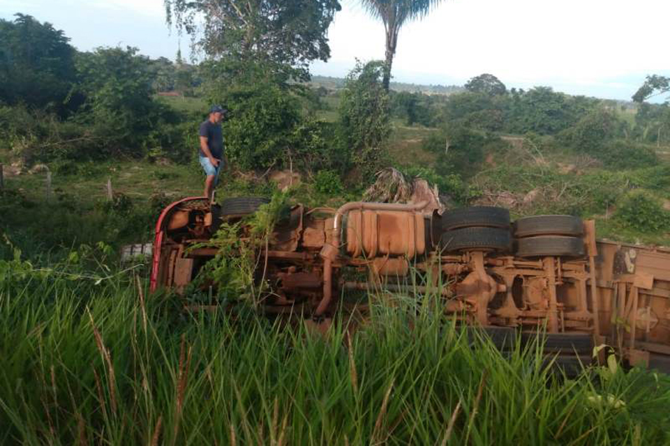 Carreta tomba às margens da BR-364 após ser fechada por outra