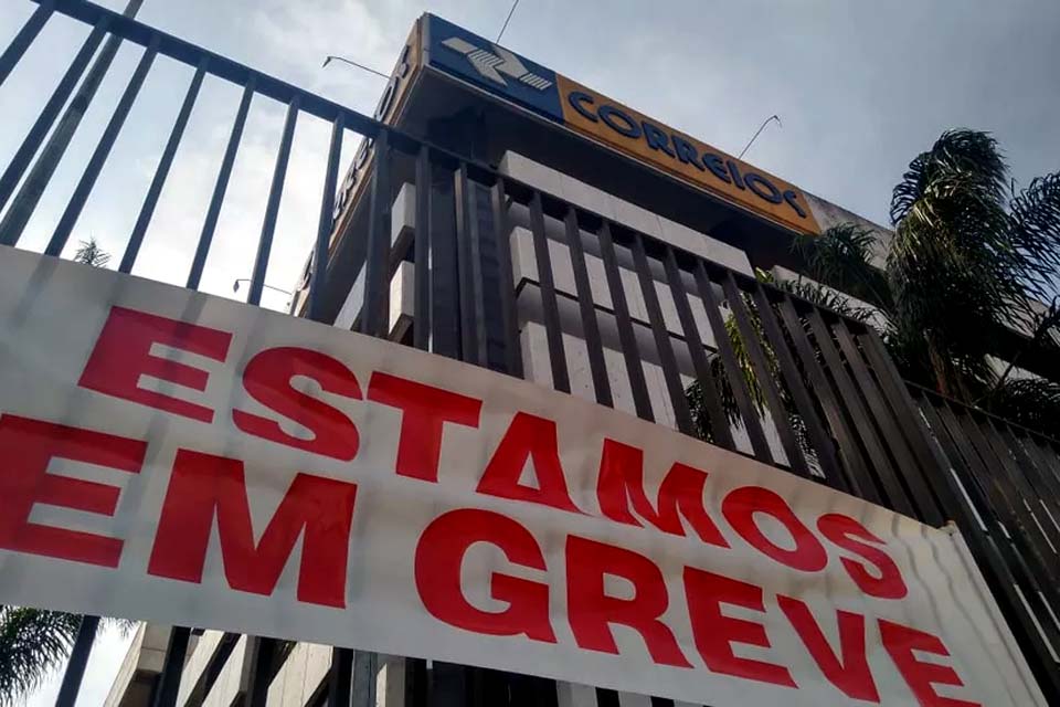 Contra privatização e redução de salários, funcionários dos Correios entram em greve