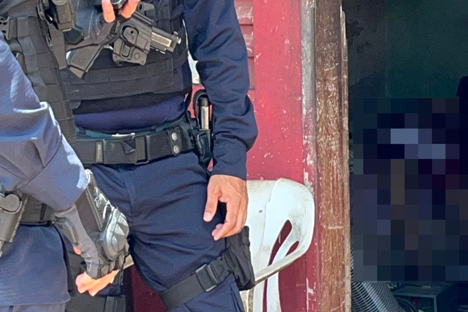 Homem é encontrado morto a tiros dentro de residência na região central 