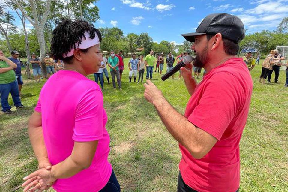 Deputado Laerte Gomes e deputada federal Silvia Cristina entregam materiais esportivos para equipes de futebol em Urupá
