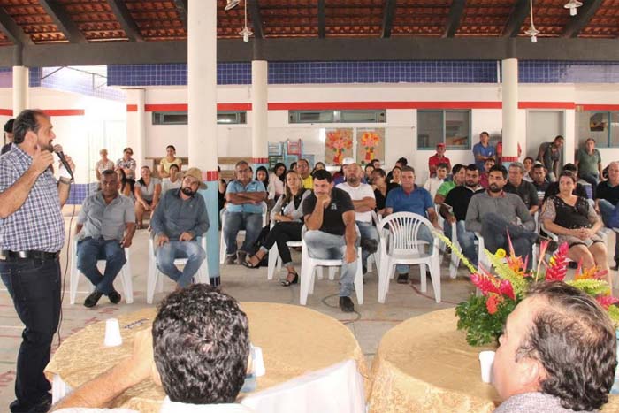 Em Nova Brasilândia, presidente Laerte Gomes entrega subestação em escola municipal e recursos de emendas