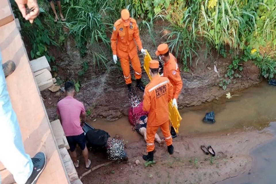 Mulher cai de ponte com motoneta e é socorrida pelos bombeiros 