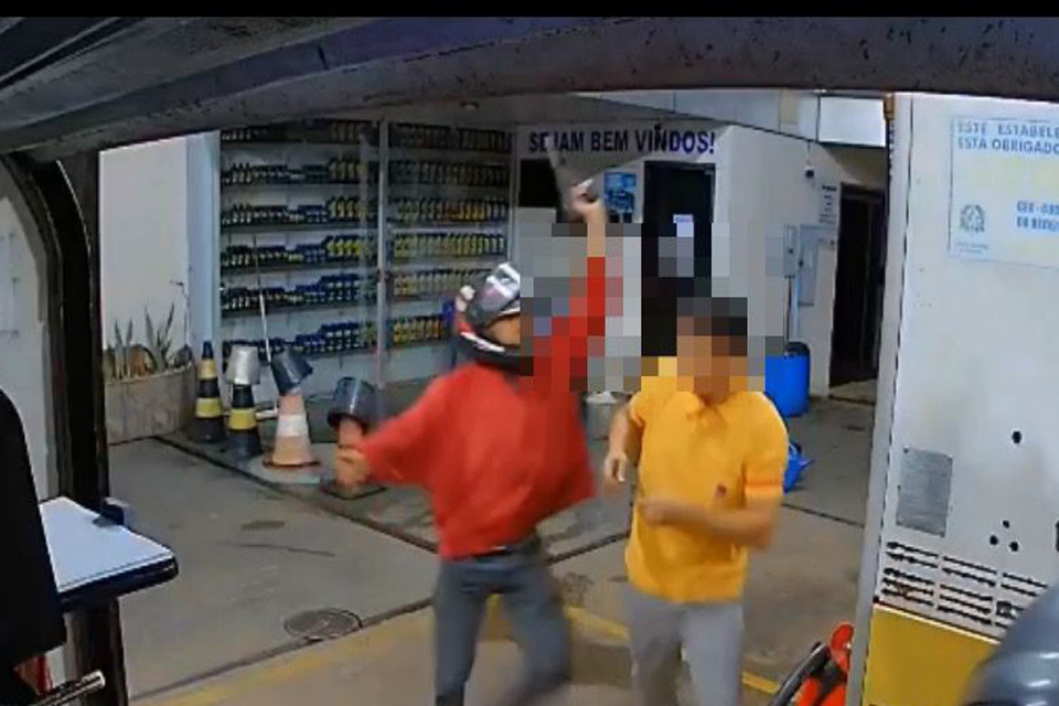 Frentista é agredido durante assalto em posto de combustível na zona Sul 