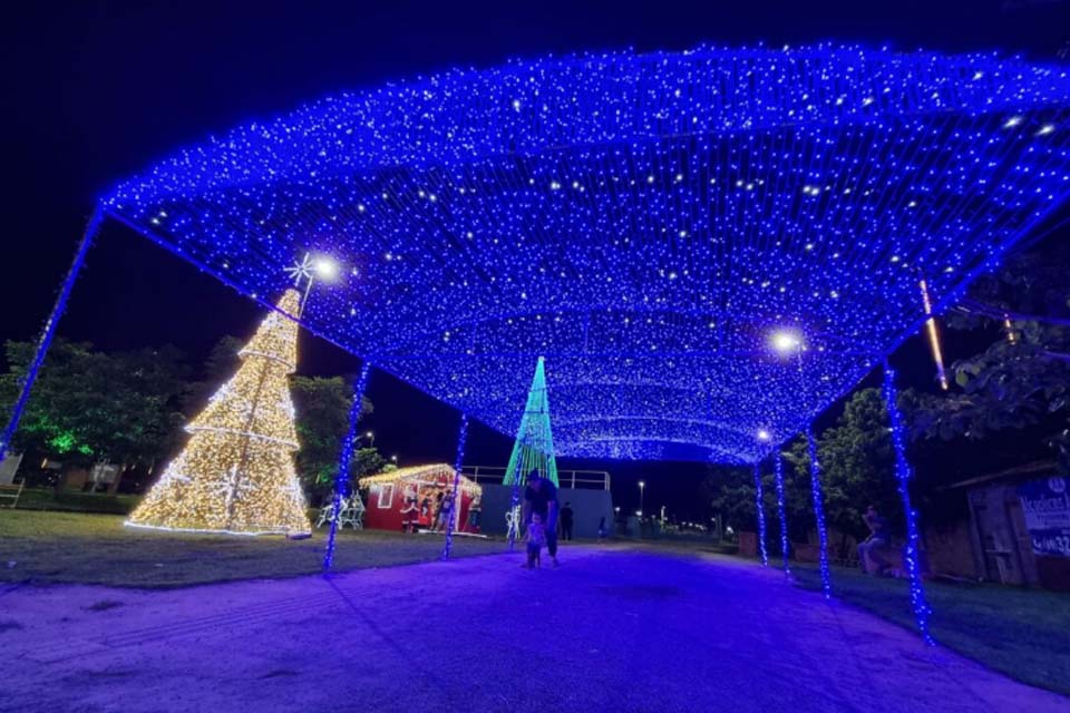 Decoração natalina movimenta Parque da Baixada no município de Jaru
