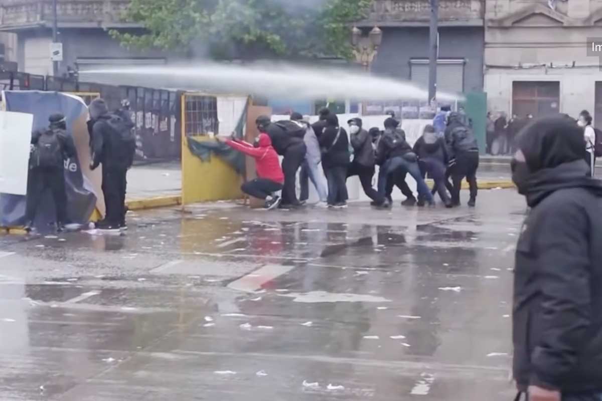 Protesto contra cortes de Milei na educação termina em confronto diante do Congresso argentino