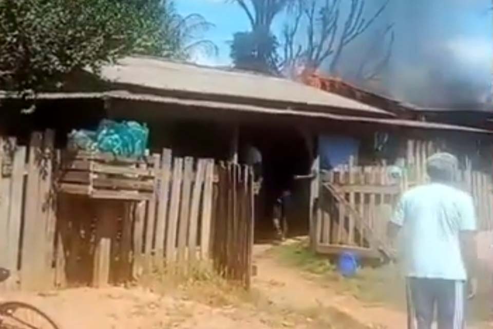 Homem agride mulher e incendeia residência 