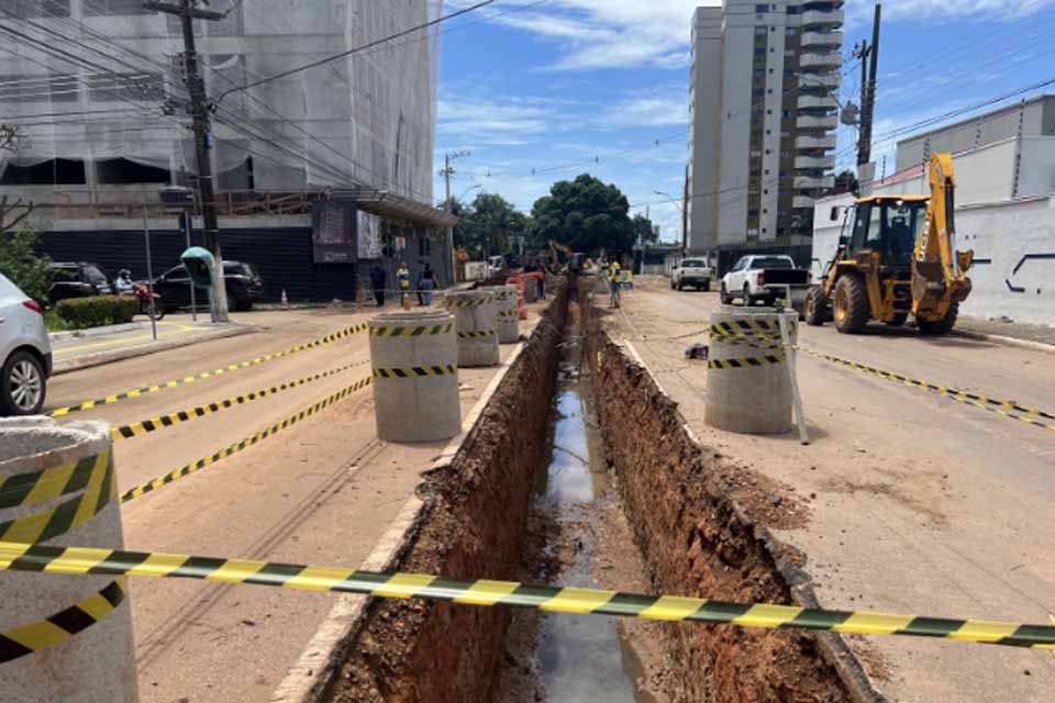Obra de drenagem é executada na Av. Lauro Sodré para reduzir alagamentos no bairro Olaria