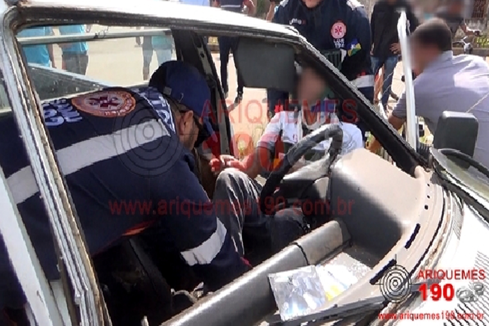 Motorista fica gravemente ferido após colisão entre carros no Setor 02