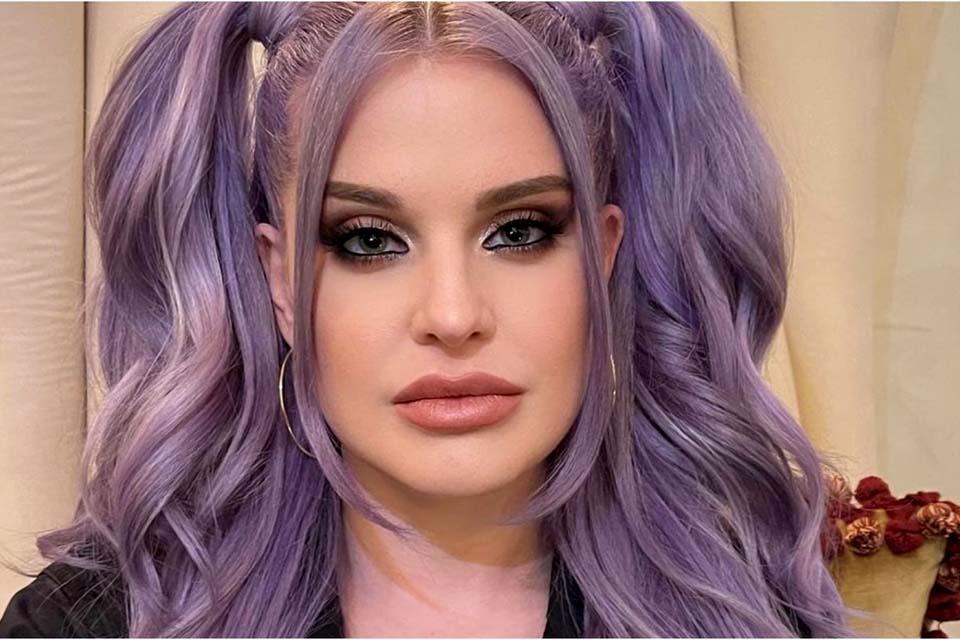 Kelly Osbourne diz ter evitado exposição durante gravidez para fugir de críticas ao corpo