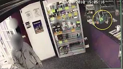 Lojista usa pistola de água para defender loja 