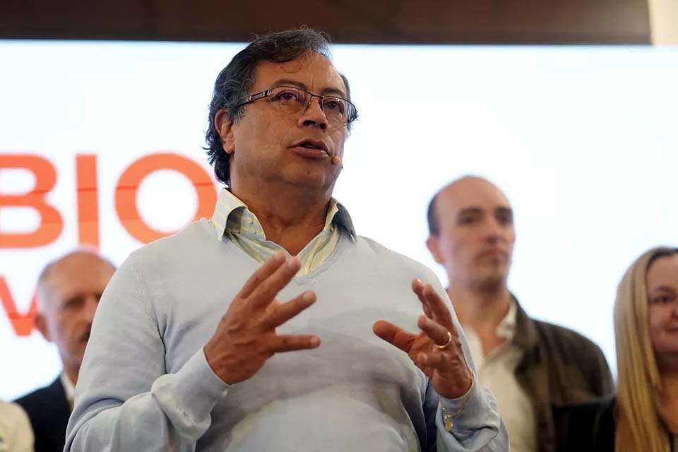Ex-guerrilheiro Gustavo Petro lidera intenções de voto para eleição presidencial na Colômbia
