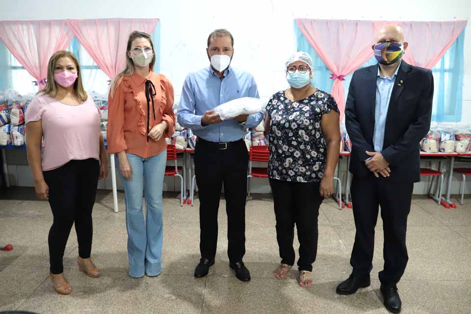 Prefeito Hildon Chaves acompanha entrega de Kits Alimentação em escolas municipais;  serão atendidas 5.644 famílias  