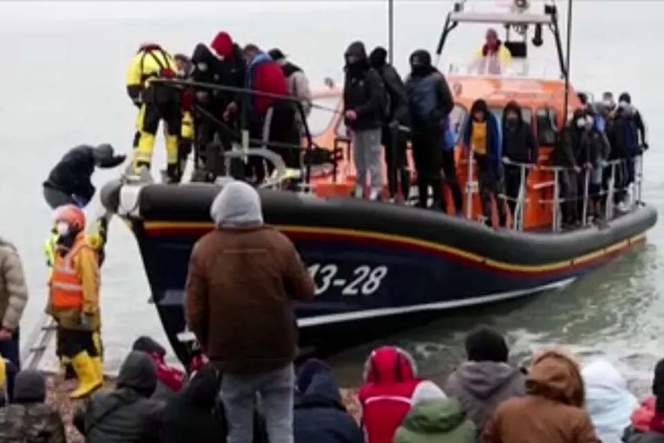 Travessia de migrantes no Canal da Mancha bate recorde em 24 horas