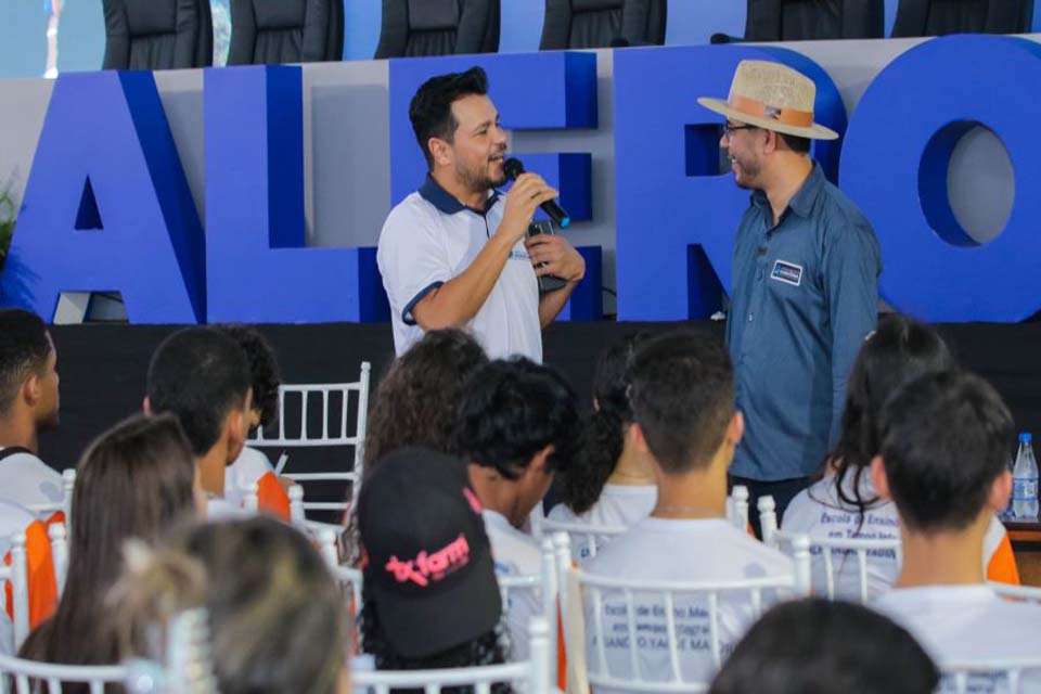 Marcelo Cruz valoriza importância do esporte em palestra para jovens no estande da Alero