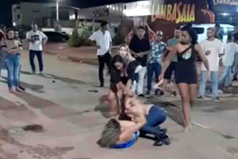 Mulheres seminuas trocando socos e chutes em casa noturna 