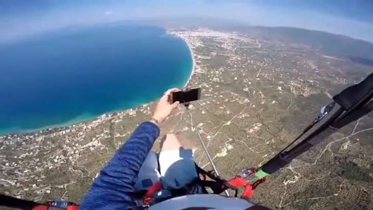 Homem se dá mal ao tentar selfie a 762 metros de altura