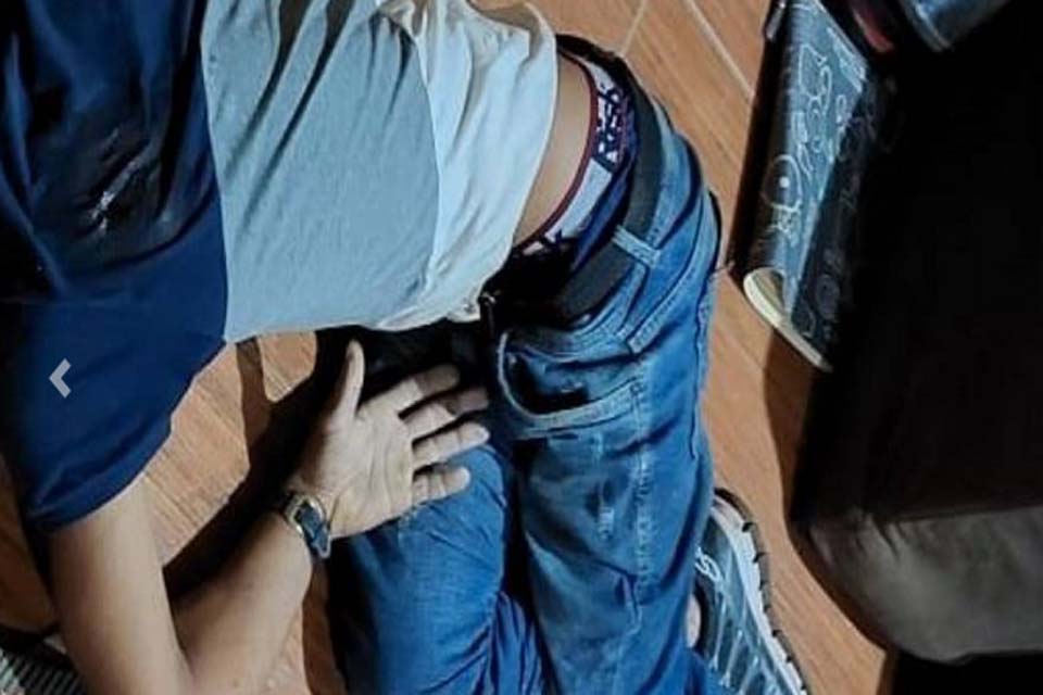 Homem é encontrado morto com três tiros nas costas em fumódromo