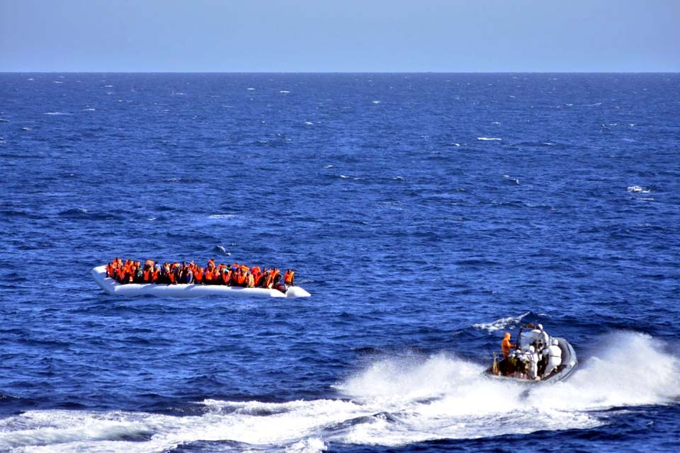 Barco com migrantes vira e deixa desaparecidos em Lampedusa