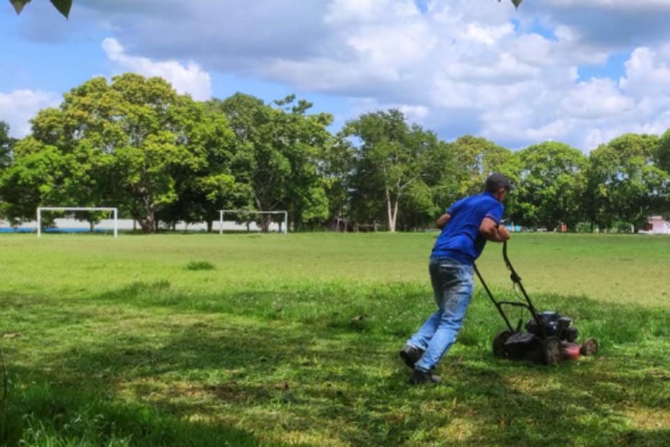 Prefeitura realiza manutenção nos campos de futebol nos distrito Tarilândia e Santa Cruz da Serra